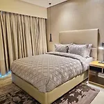 Luxury Apt Paramount Tower 2Br Apt D582