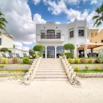 Seaside 5Br Villa With Assistant\'S Room And Beach Access On Palm Jumeirah By Deluxe Holiday Homes