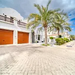 Seaside 5Br Villa With Assistant\'S Room And Beach Access On Palm Jumeirah By Deluxe Holiday Homes
