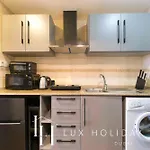 Lux The Jlt Gold Crest Studio