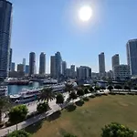 Chic 2 Bed In Dubai Marina, Hosted By Desert City Stays
