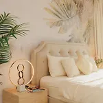Sophisticated Studio In The Heart Of Dubai, Walk From Burj