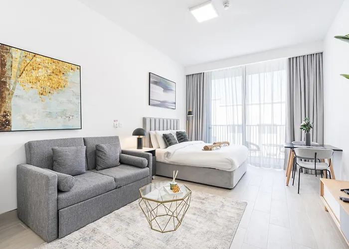 Cozy & Bright Home In The Heart Of Jvc