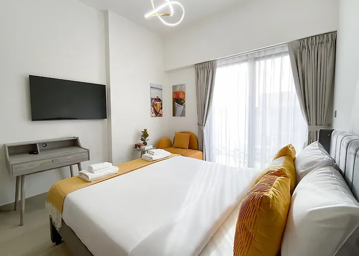 Modern Studio Azizi Riviera 41