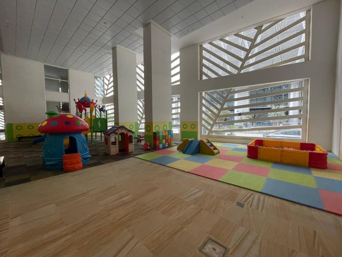 Apartment Peaceful Oasis 3br+kids, 7 Min Walk To Mall *