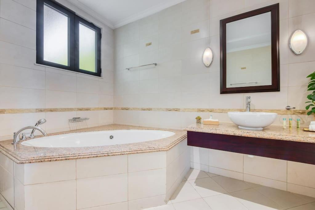Sol Living - Chic 5br Garden W/pool & Beach In Palm Jumeirah * Dubai