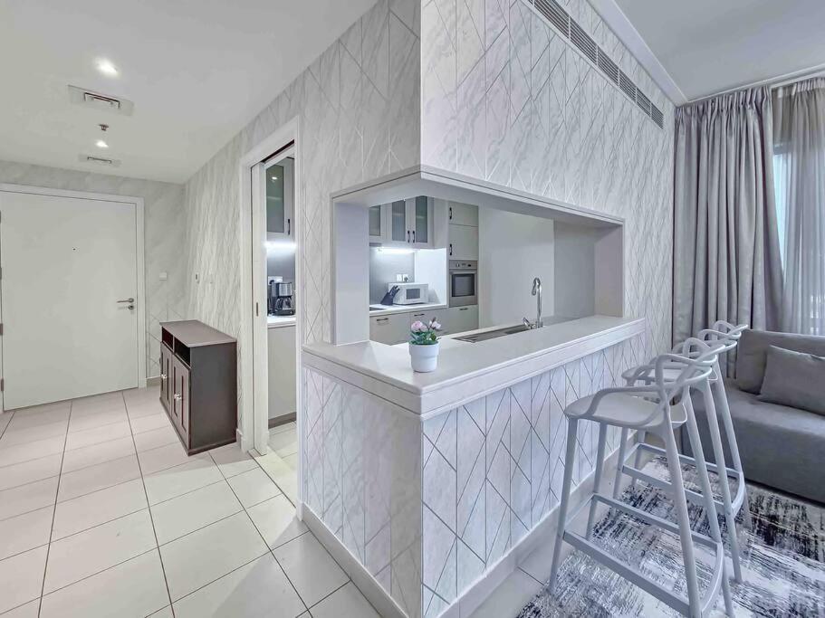 Apartment Chic Park At Mall With Pool, Gym, Squash Courts, Games & Mini Theatre!