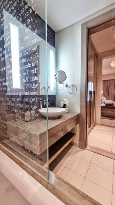 Luxury Paramount Tower 2br D582 *