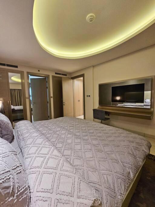 Luxury Paramount Tower 2br D582 Apartment *
