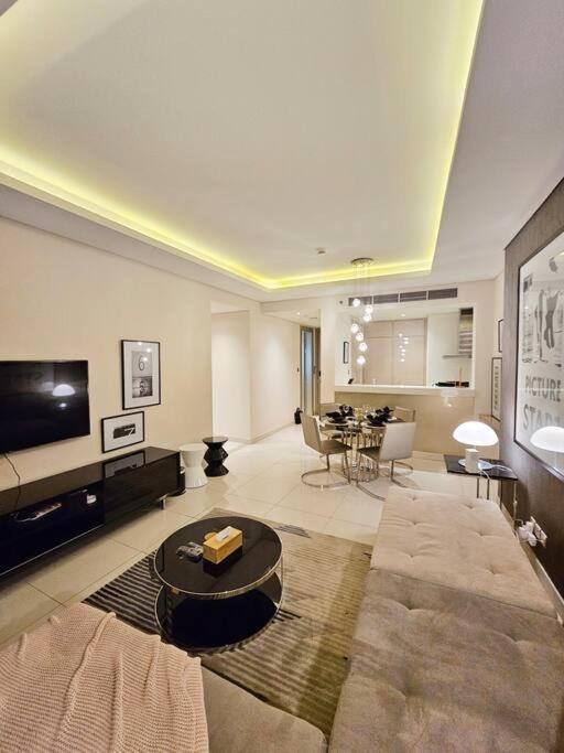 Luxury Paramount Tower 2br D582