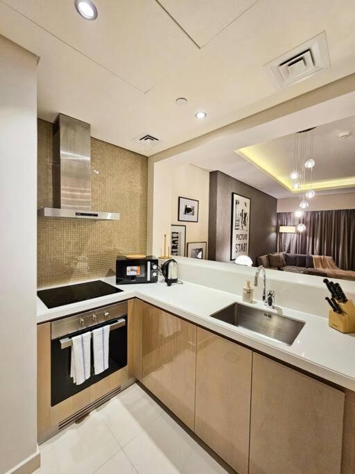 Luxury Paramount Tower 2br D582 Apartment *