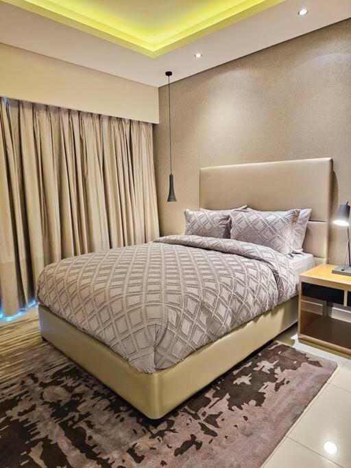 Luxury Paramount Tower 2br D582 Dubai