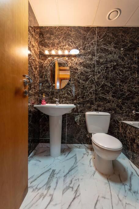 Apartment Sunset View 1br Near Beach,lake And Metro *