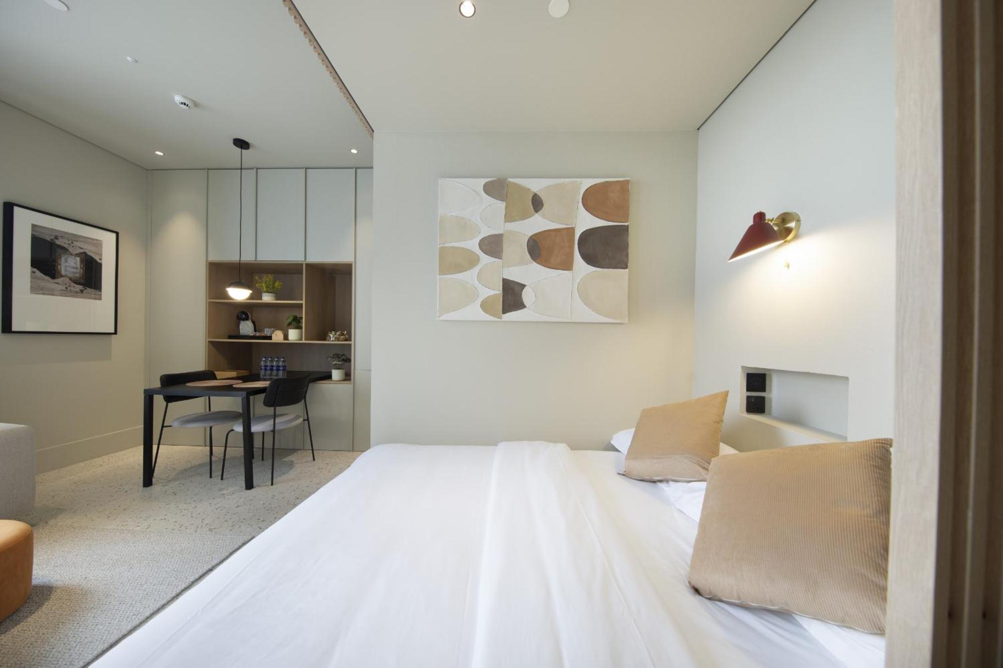 Modern & Business Travel Ready At Upside Living