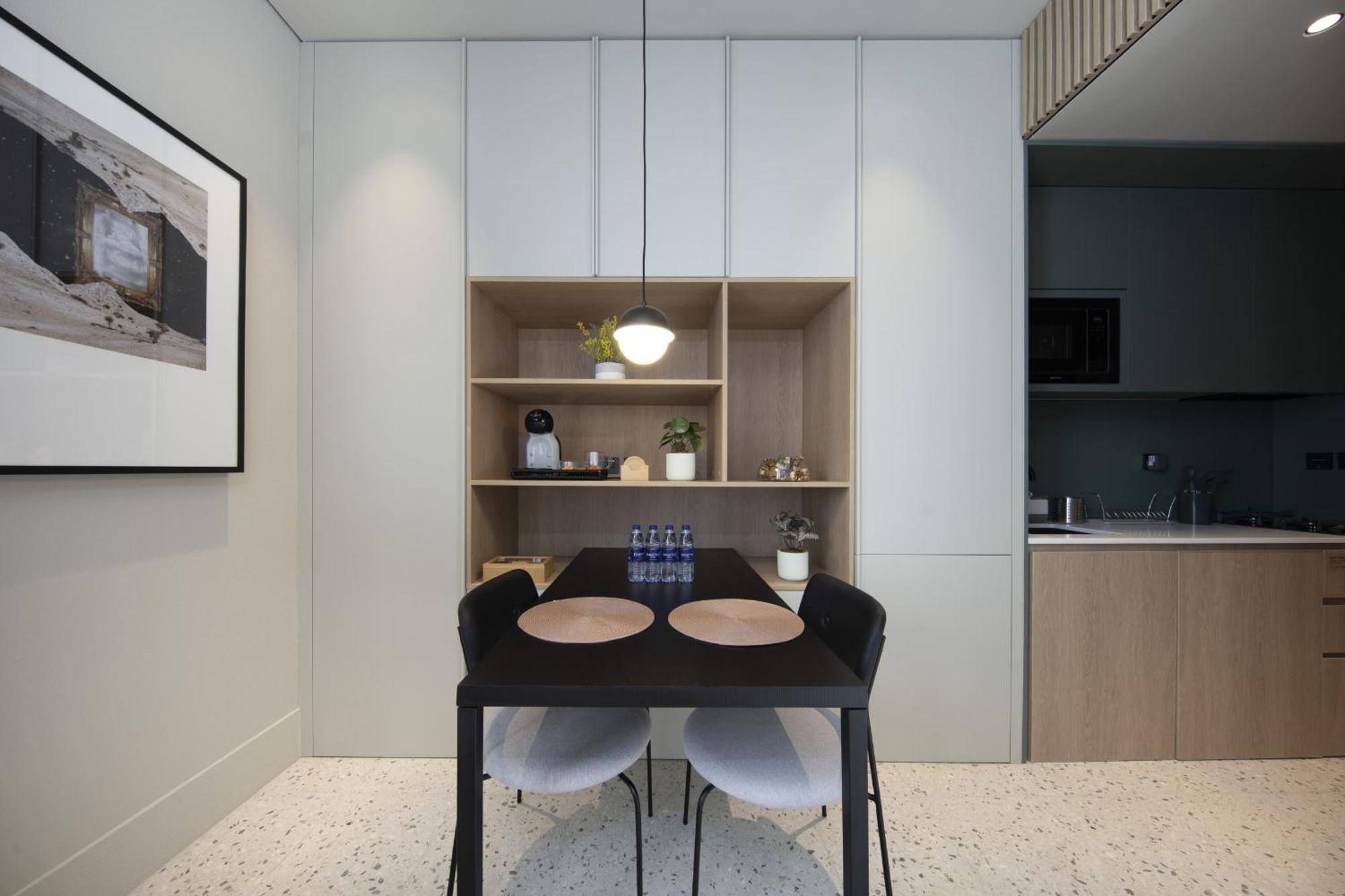 Modern & Business Travel Ready At Upside Living Apartment *
