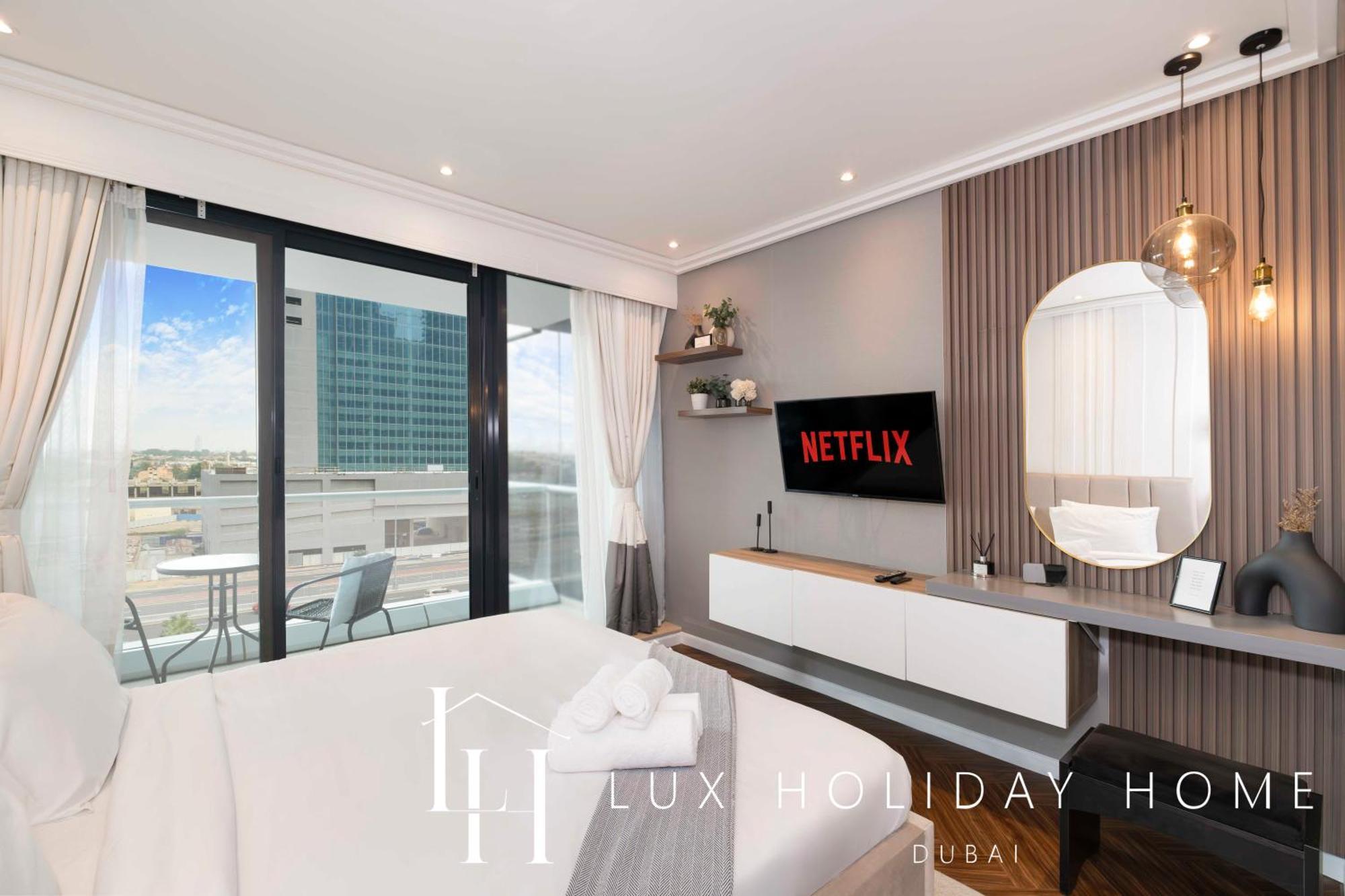 Lux The Jlt Gold Crest *
