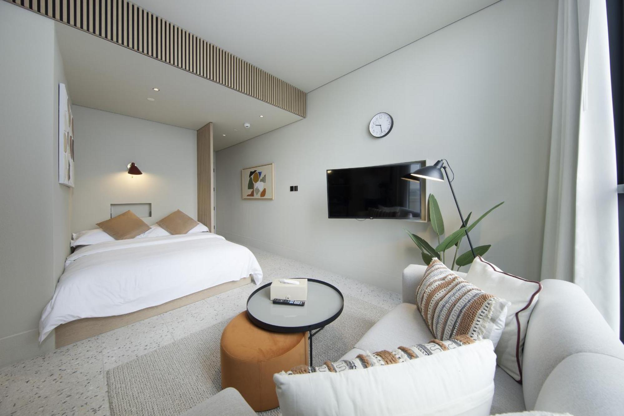 Modern & Business Travel Ready At Upside Living Apartment