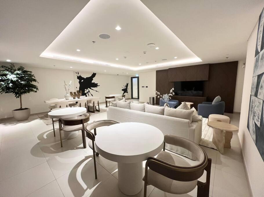 Apartment Stylish 1 Bedroom High Floor In Creek Edge Dubai