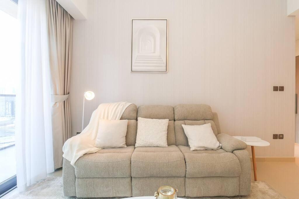 1br En- Act One Act Two Tower Downtown Apartment *