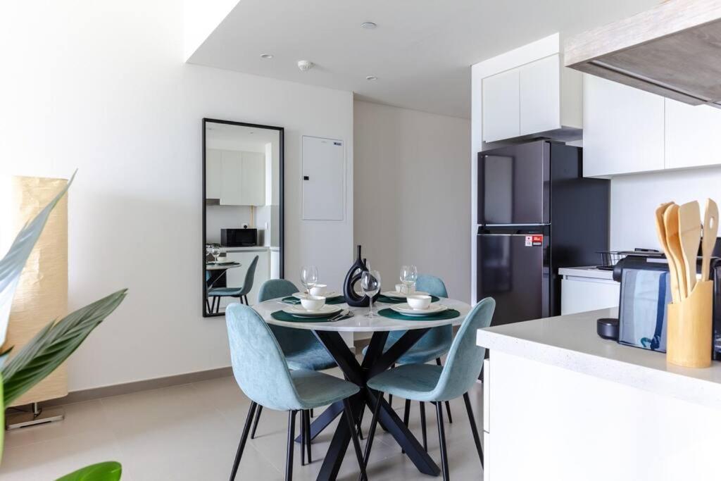 Elegant High Floor One Bedroom Next To Mall Apartment