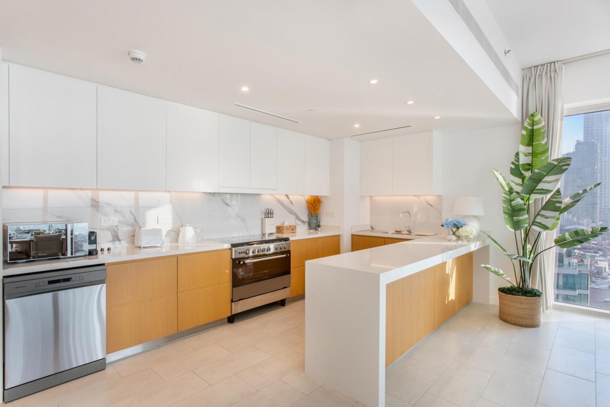 Seaside In The Sky Three Bedroom With Maid Full Sea View Apartment *