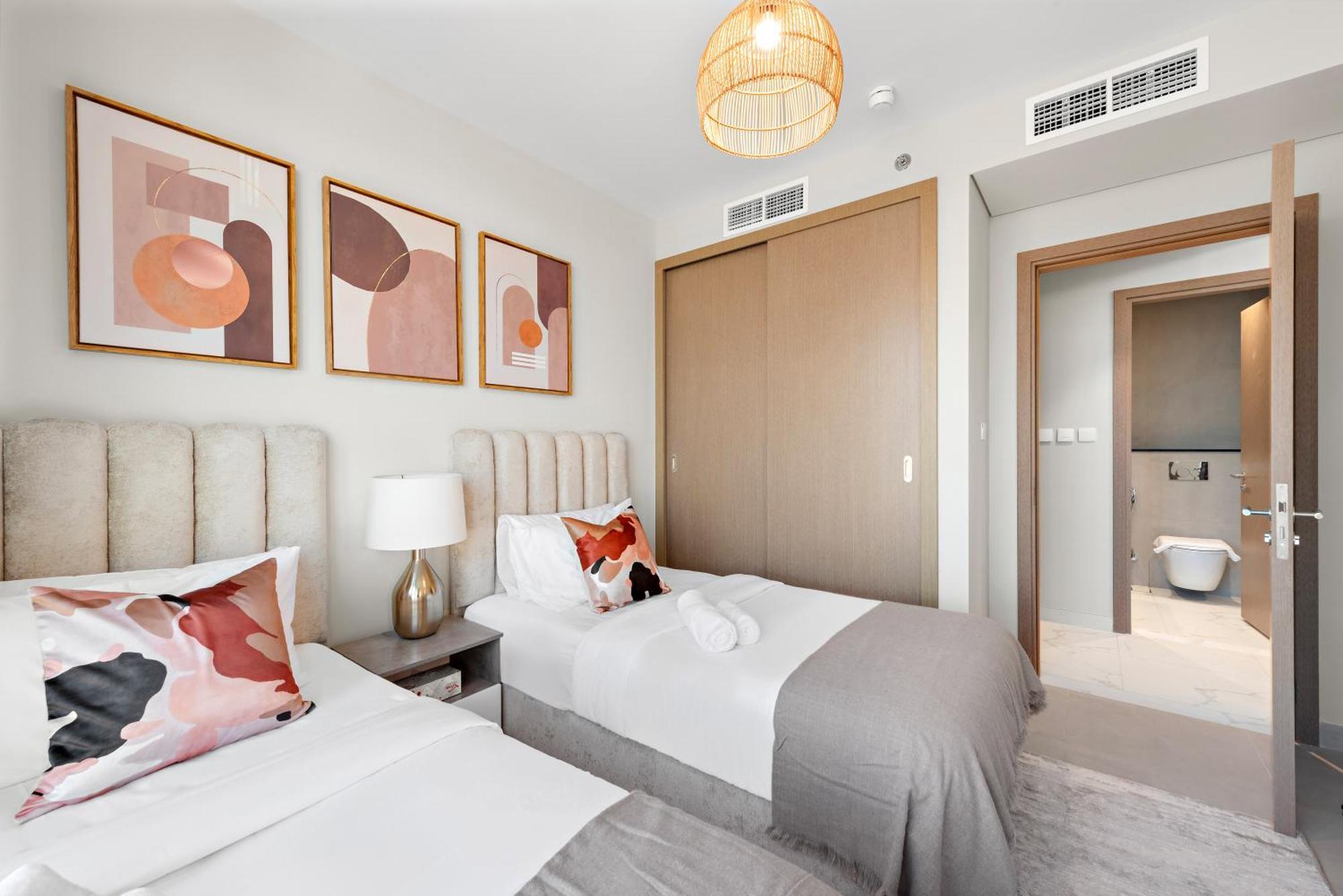 Luxurious 2br With Pool & Gym Access L Near Downtown Apartment *