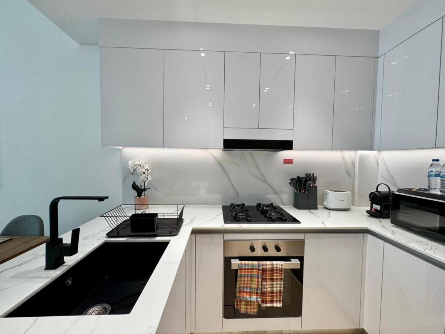 Brand-new 1-bedroom Apartment Dubai