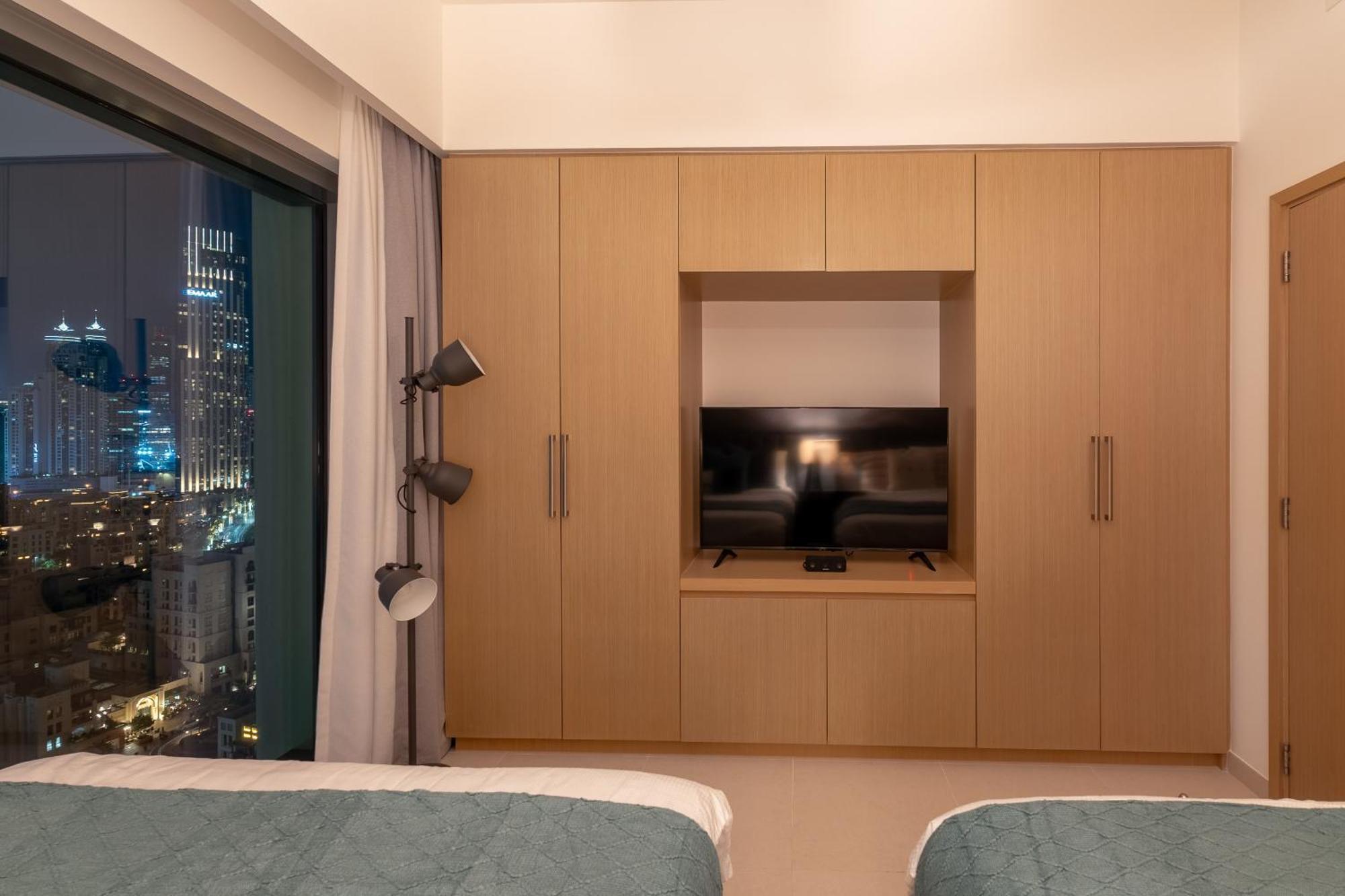 Apartment Arthouse Burj Royale - 2br With Burj Khalifa Views, Swimming Pool & Gym *