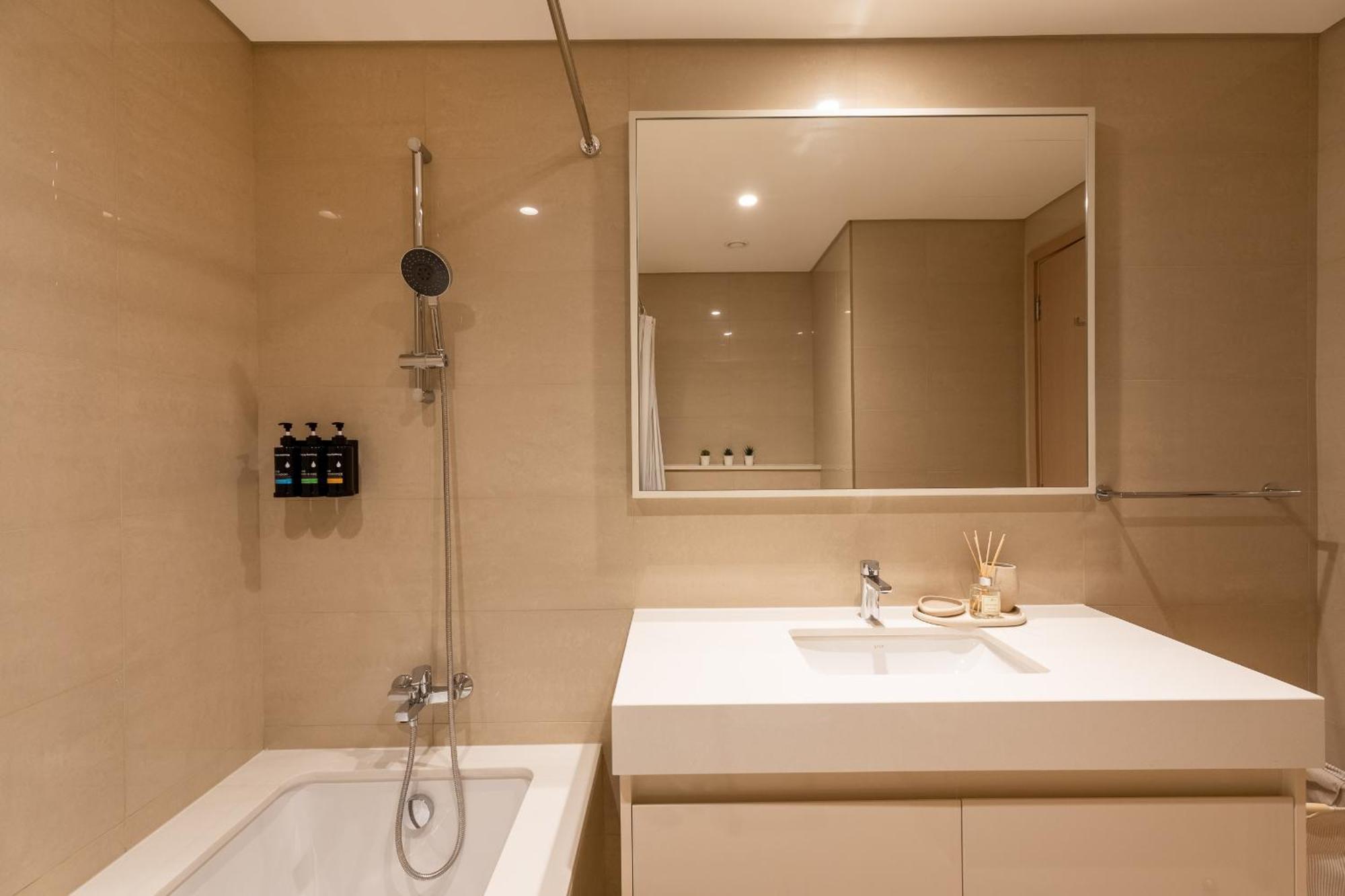 Arthouse Burj Royale - 2br With Burj Khalifa Views, Swimming Pool & Gym *