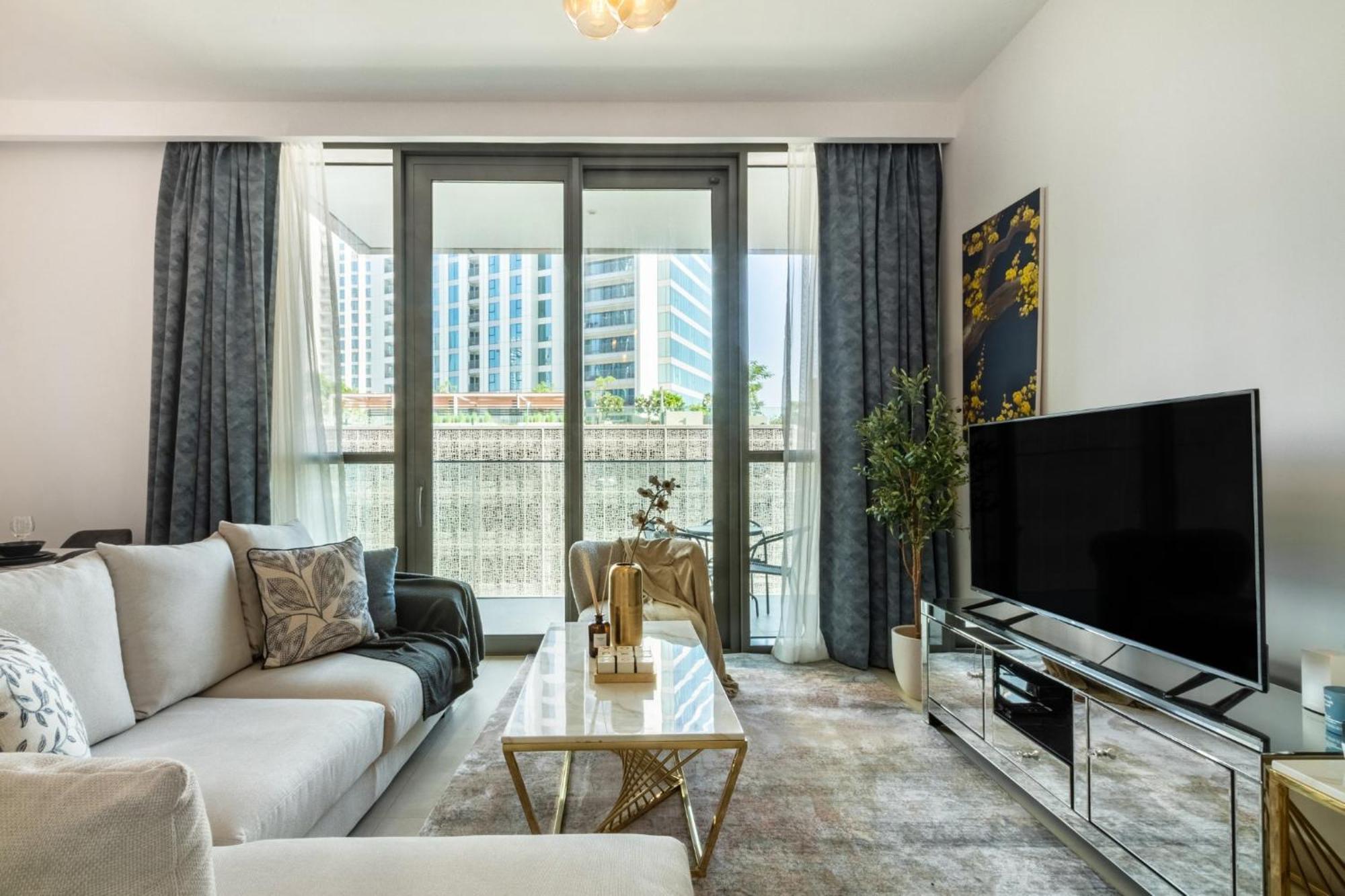 Classy Downtown Bliss With Mall Access Apartment