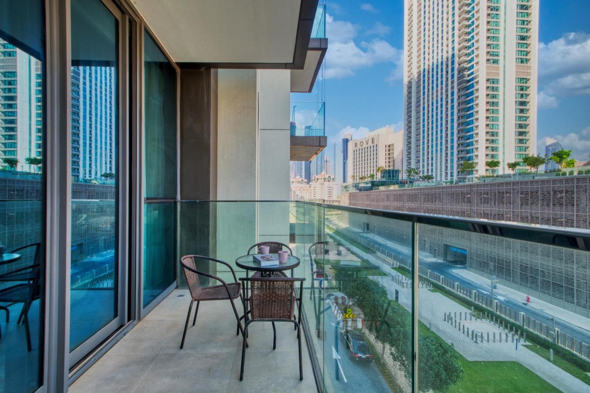 Classy Downtown Bliss With Mall Access Apartment