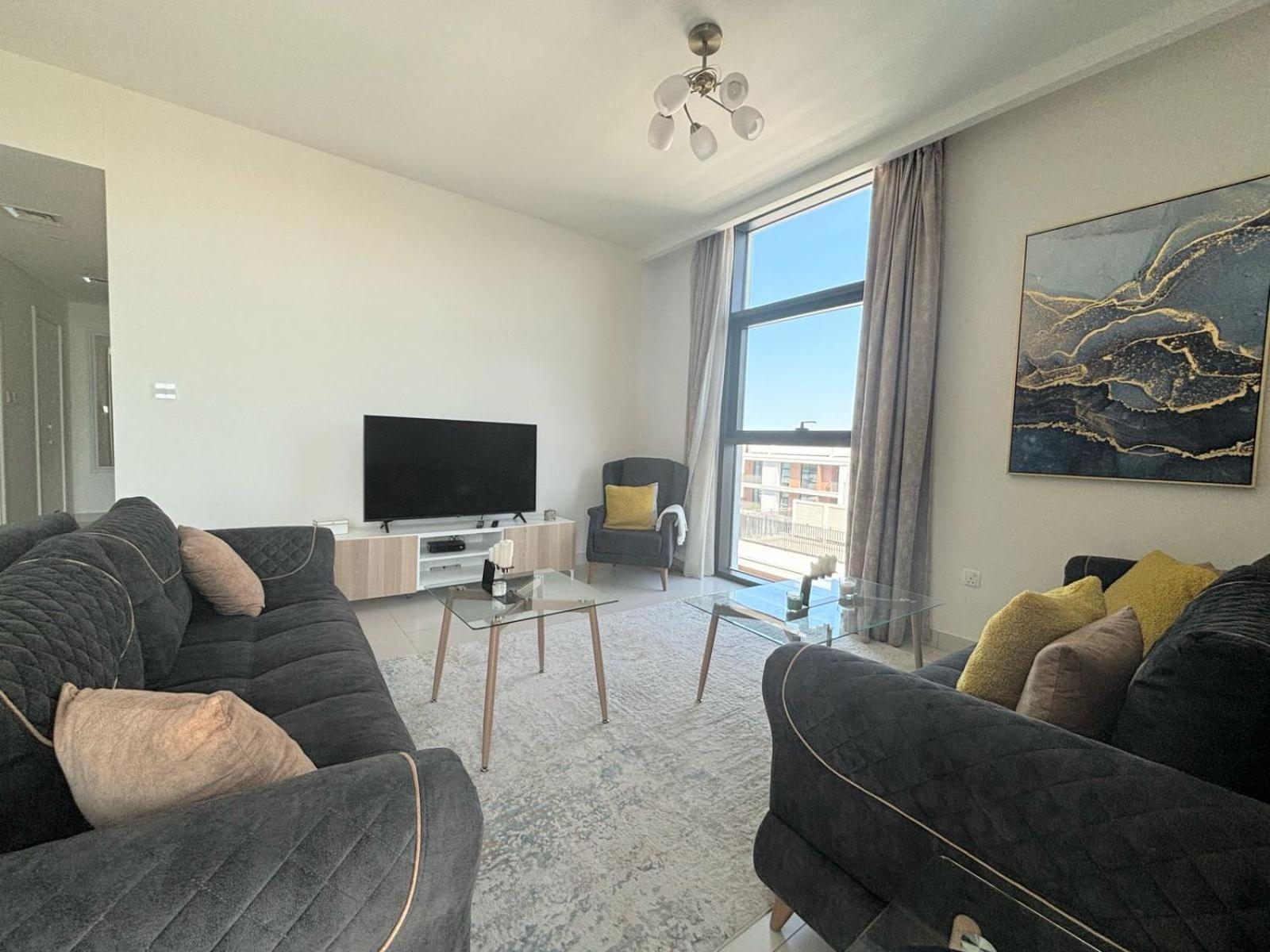 Charming 3 Bedrooms In Hills *