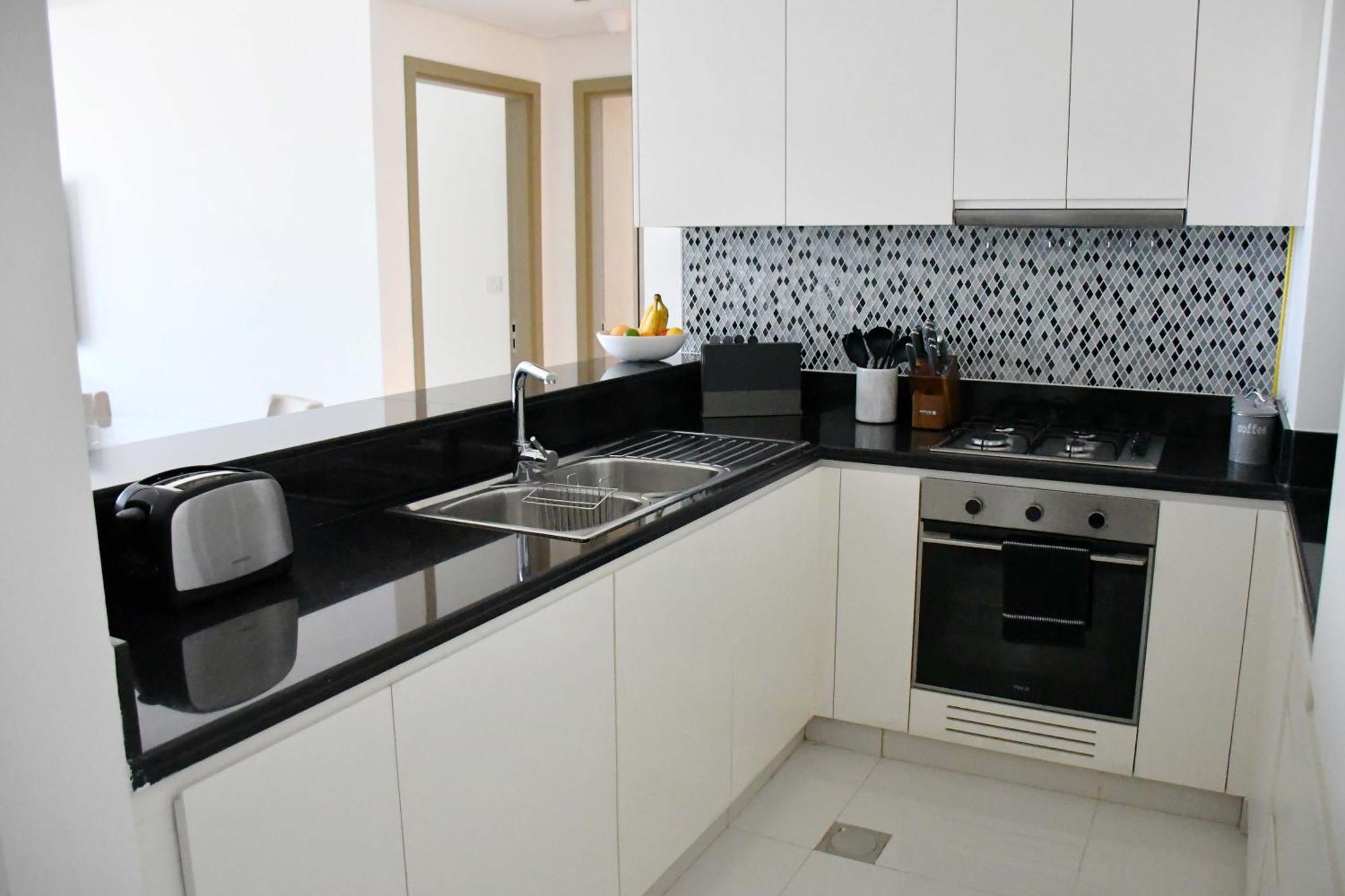 Apartment Luxury High Rise, Skyline Views *