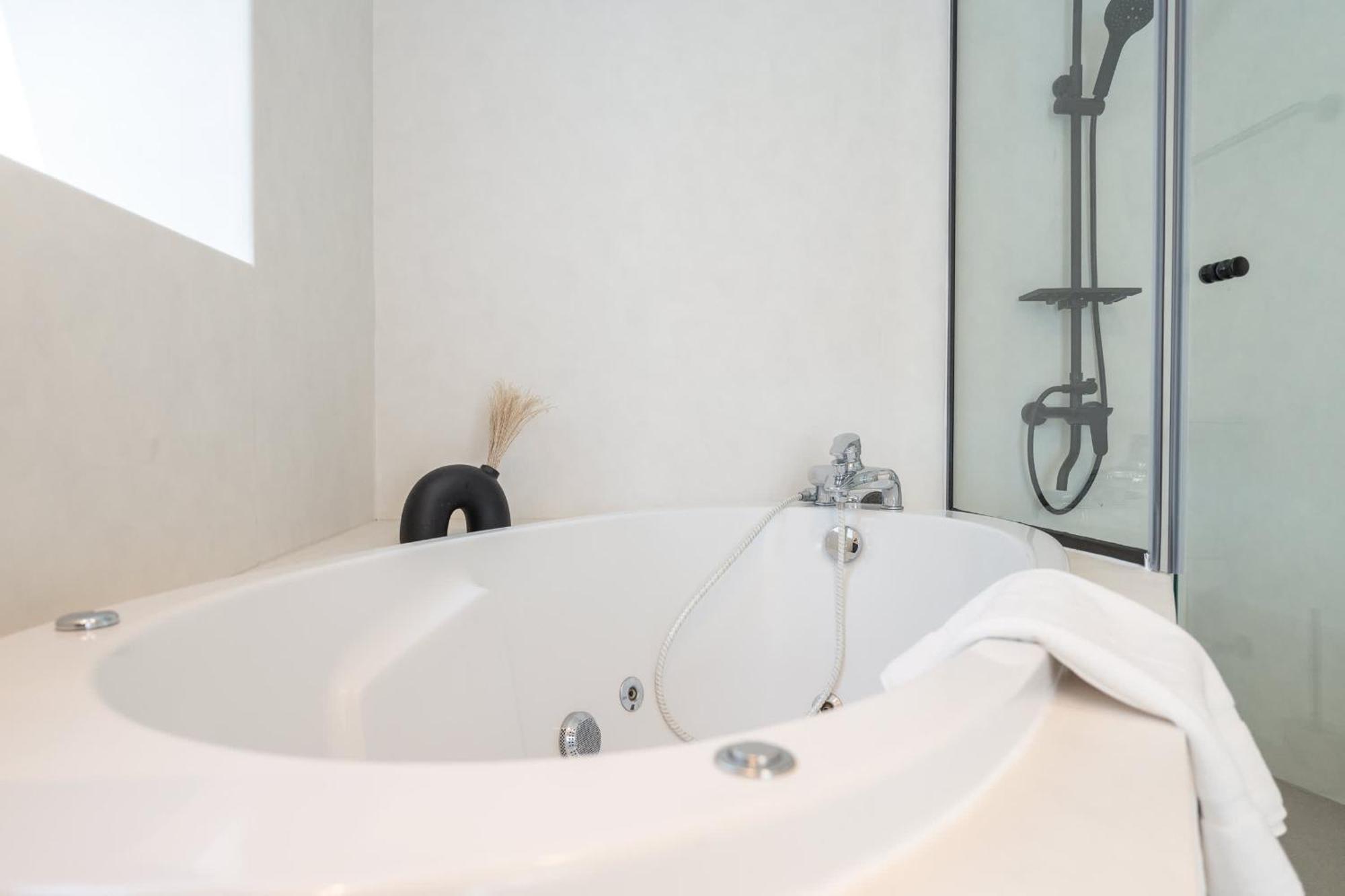 Exquisite 3-bedrooms At Marina Terrace With Striking Views Of Marina! *