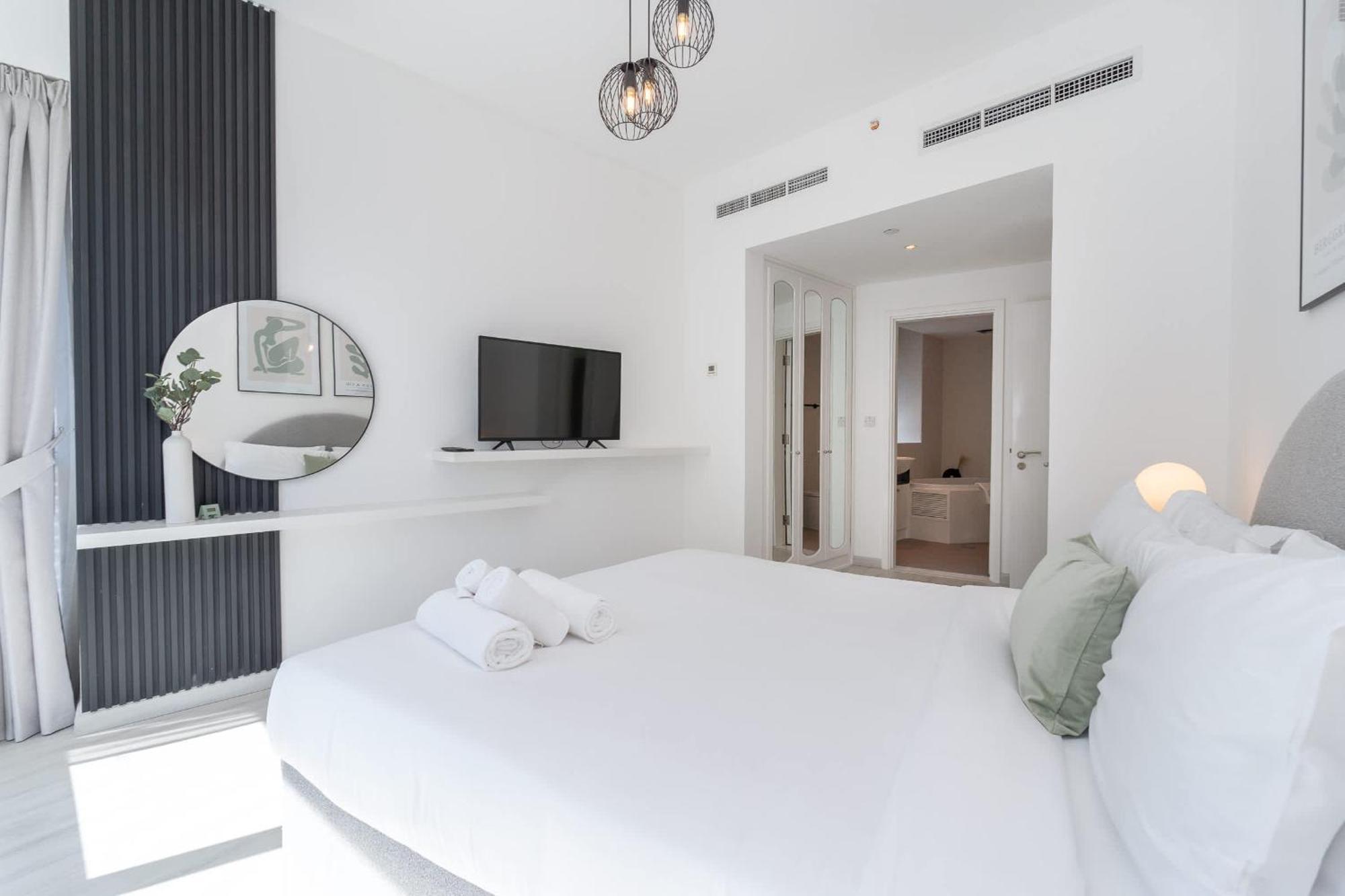 Exquisite 3-bedrooms At Marina Terrace With Striking Views Of Marina!