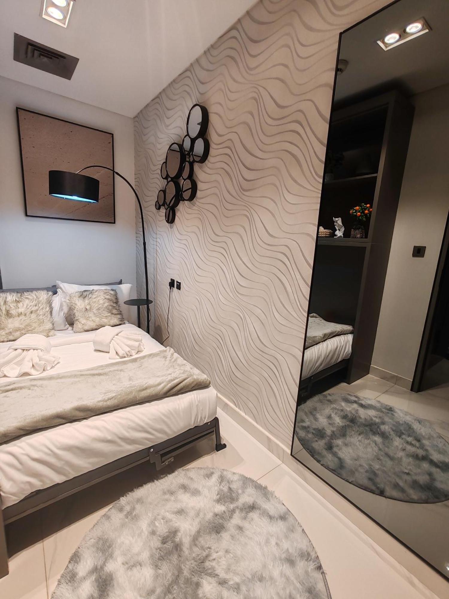 Chic 2br Near Mall & Burj L Canal & View I 5 Pax Apartment Dubai