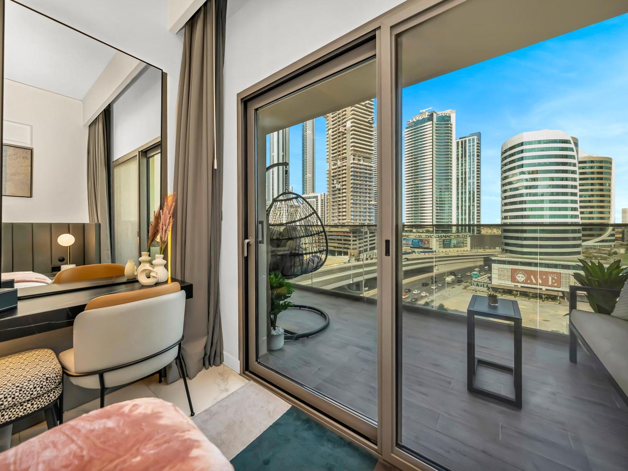 Chic 2br Near Mall & Burj L Canal & View I 5 Pax *