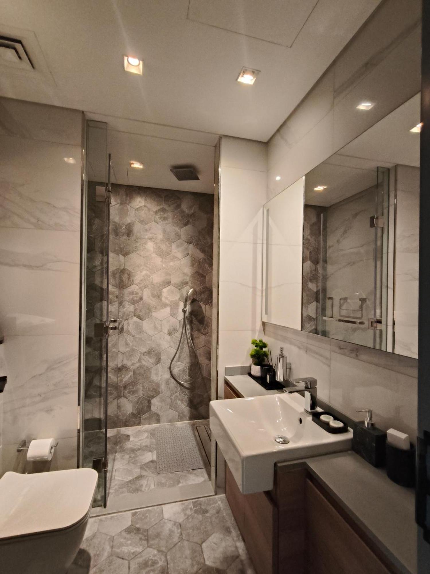 Chic 2br Near Mall & Burj L Canal & View I 5 Pax Apartment