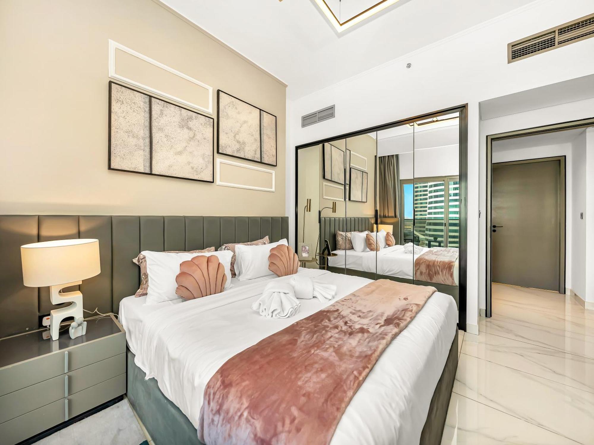 Chic 2br Near Mall & Burj L Canal & View I 5 Pax Dubai