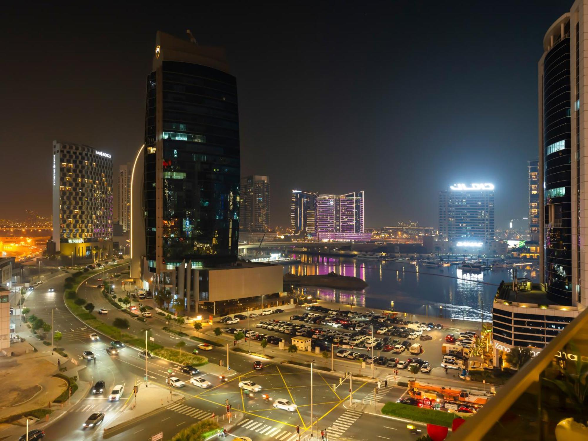 Chic 2br Near Mall & Burj L Canal & View I 5 Pax *