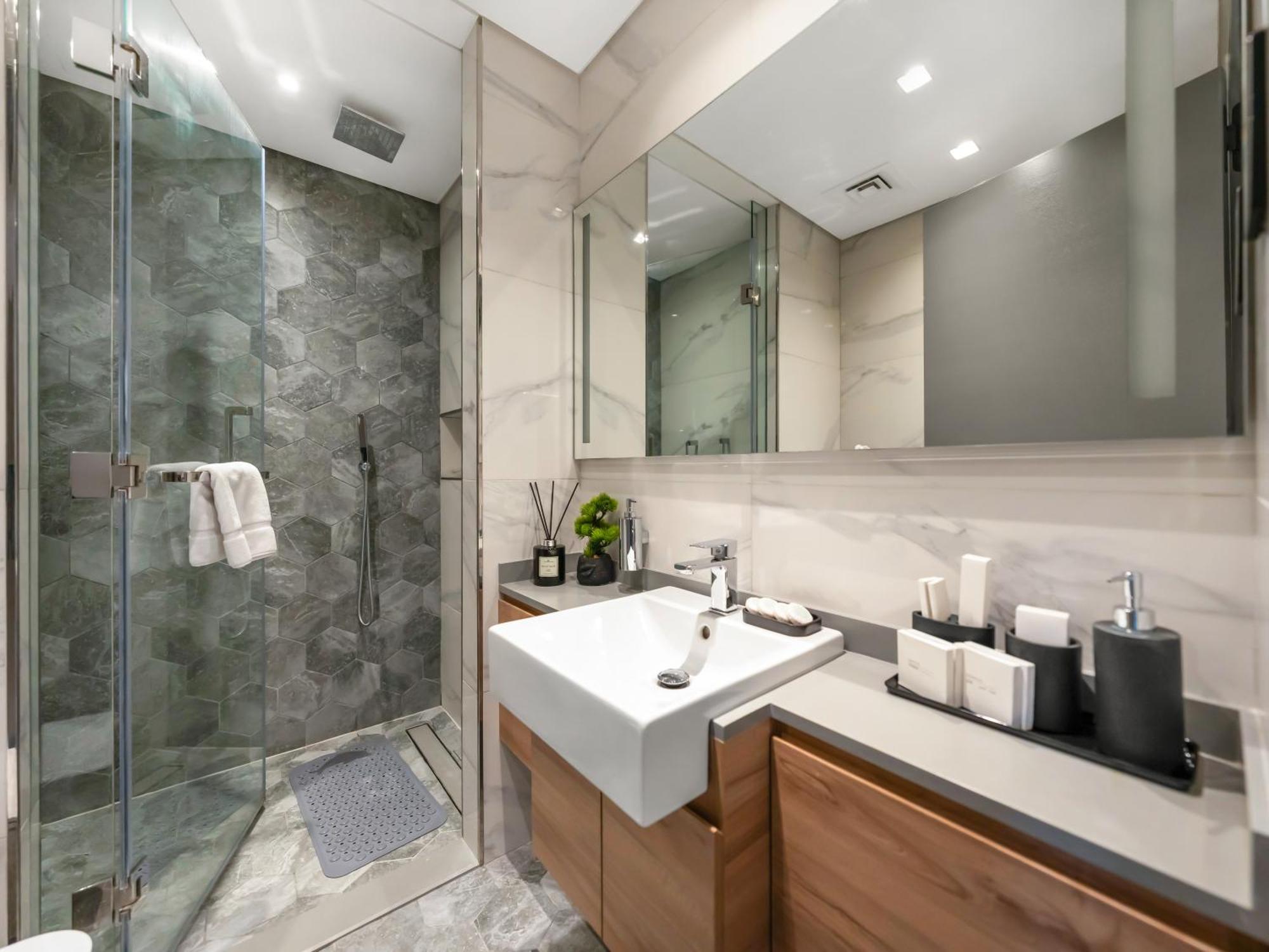 Chic 2br Near Mall & Burj L Canal & View I 5 Pax Dubai