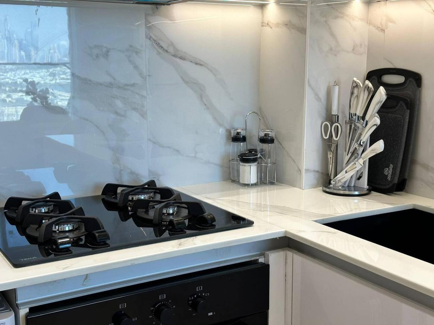 Sleek 1 Bedroom Urban Escape In Jvc