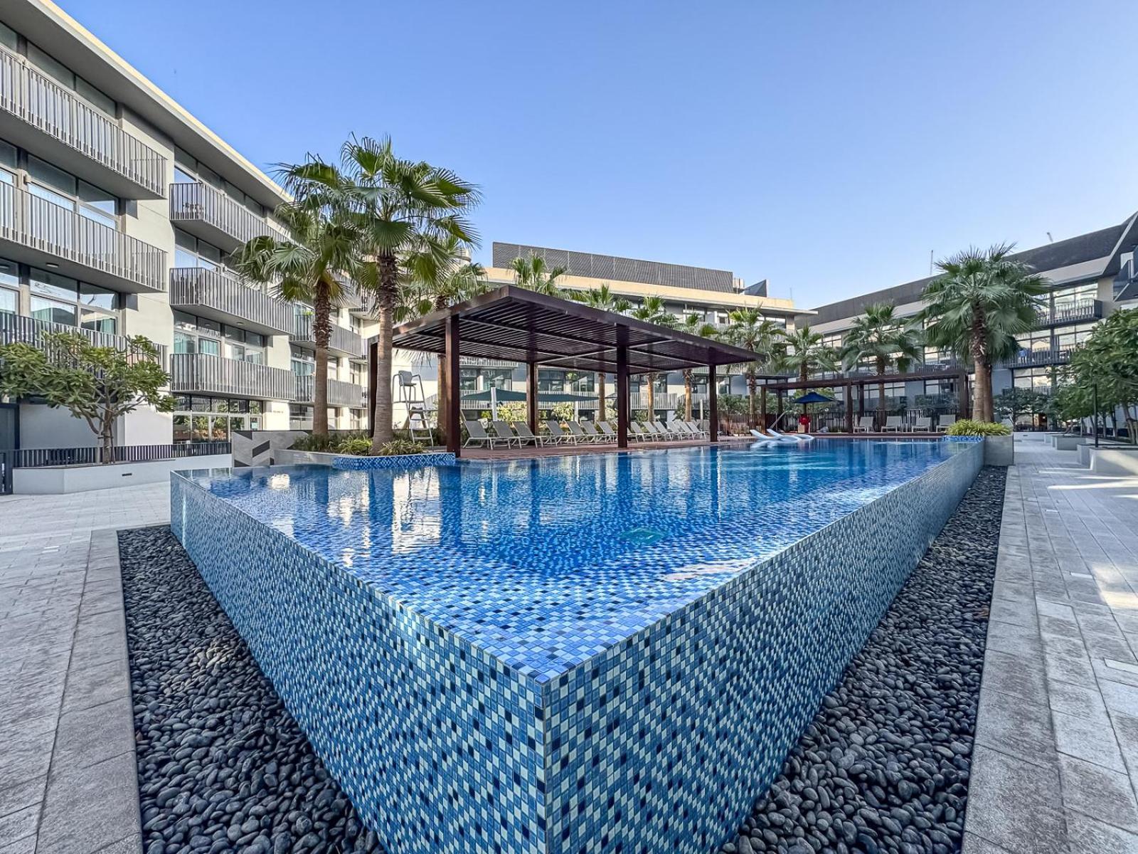 Stylish 1br With Gym, Pool & Private Parking Dubai