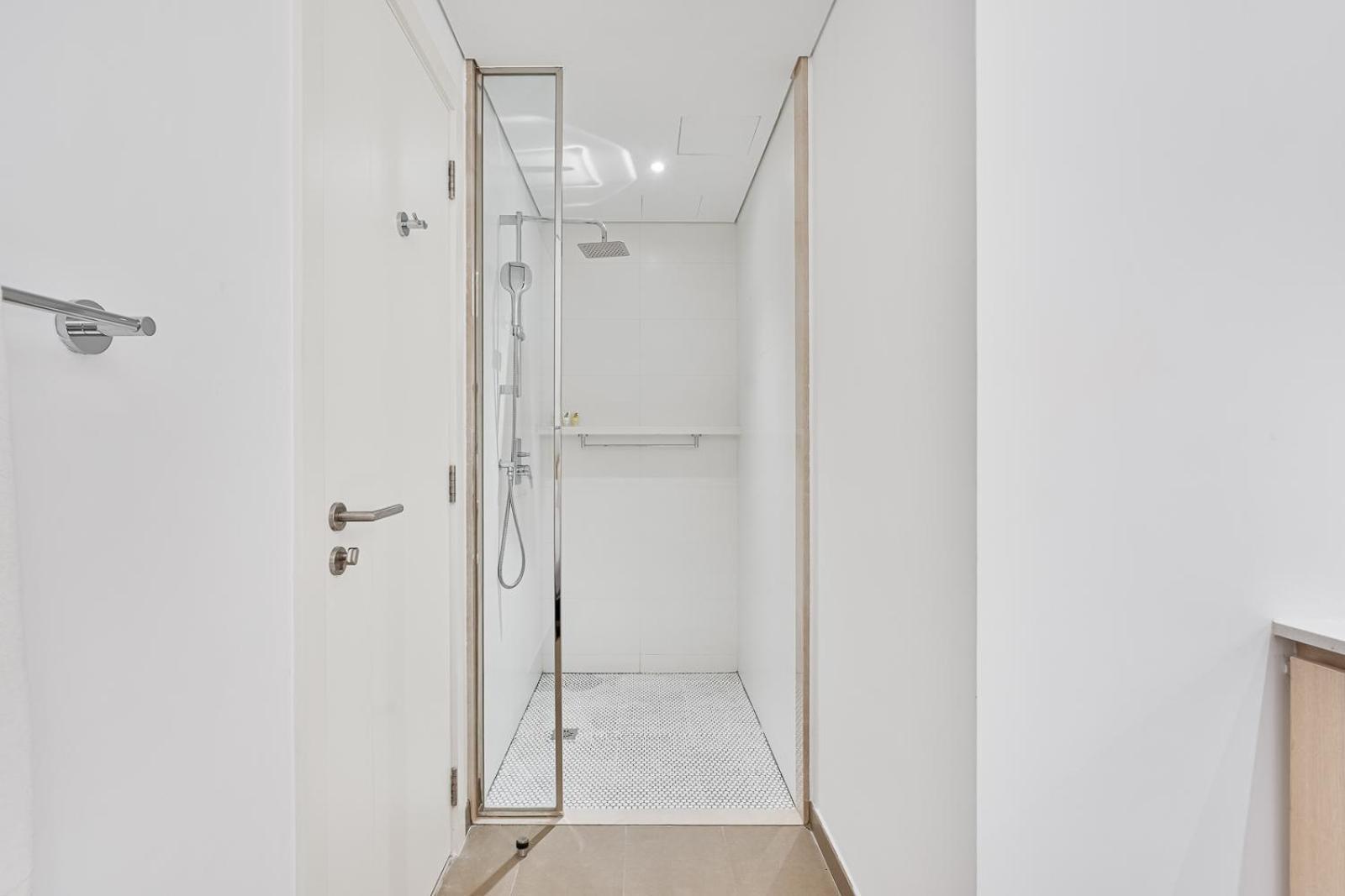 Stylish 1br With Gym, Pool & Private Parking Apartment Dubai