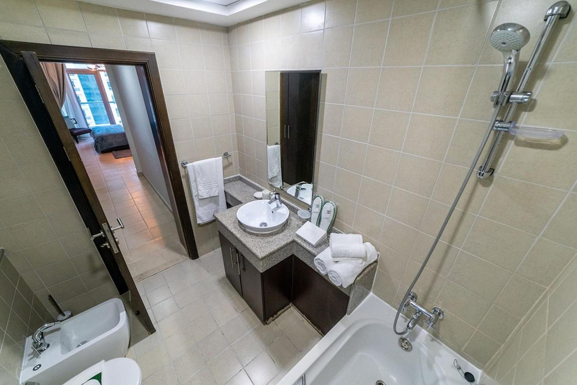 1br With Marina View In Torch Tower, Marina By Pk Holidays