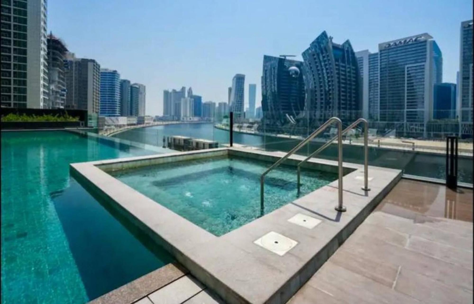 Spacious 1bedroom, Burj Views, Infinity Pool Jacuzzi