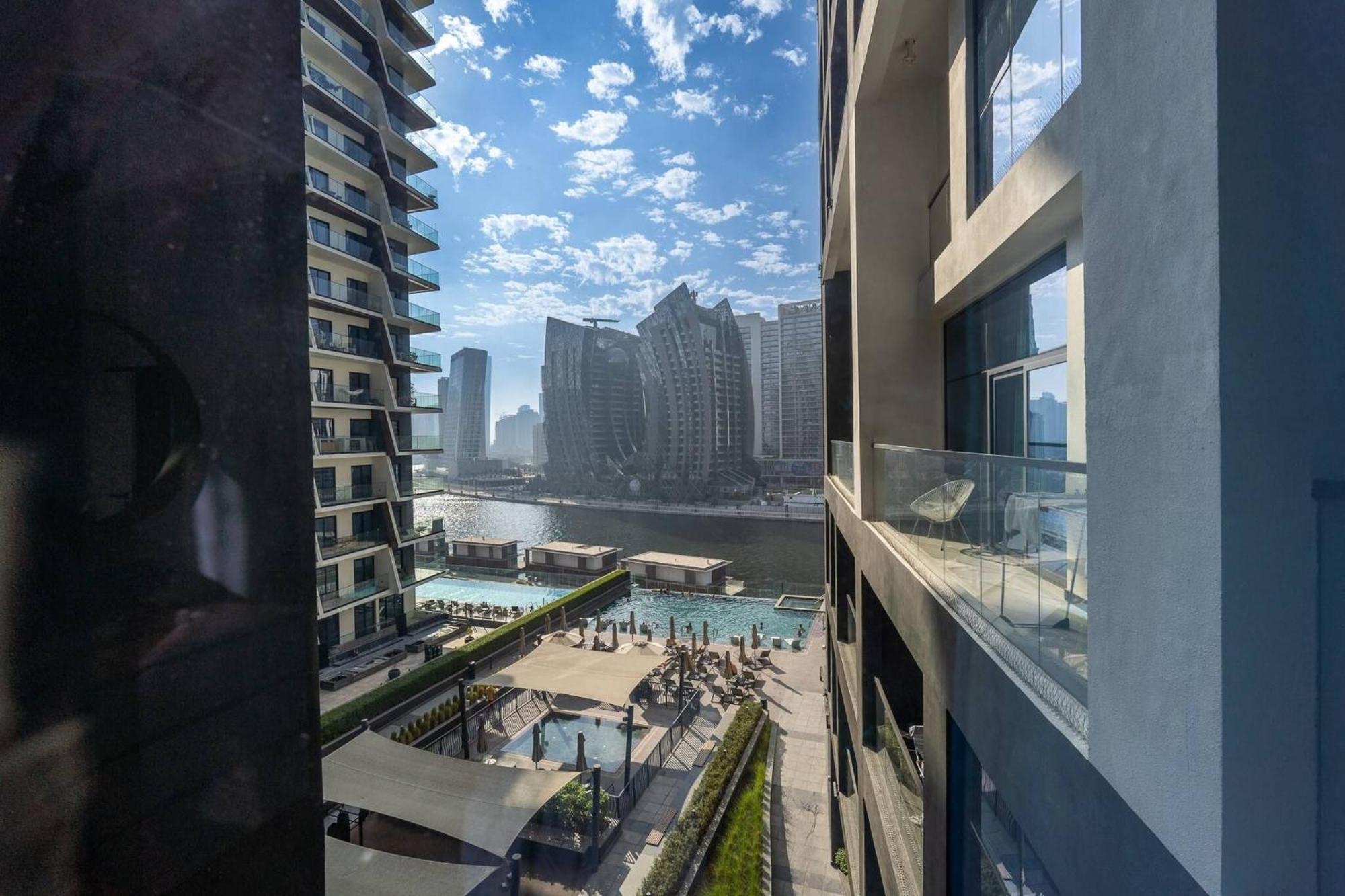 Spacious 1bedroom, Burj Views, Infinity Pool Jacuzzi Apartment *