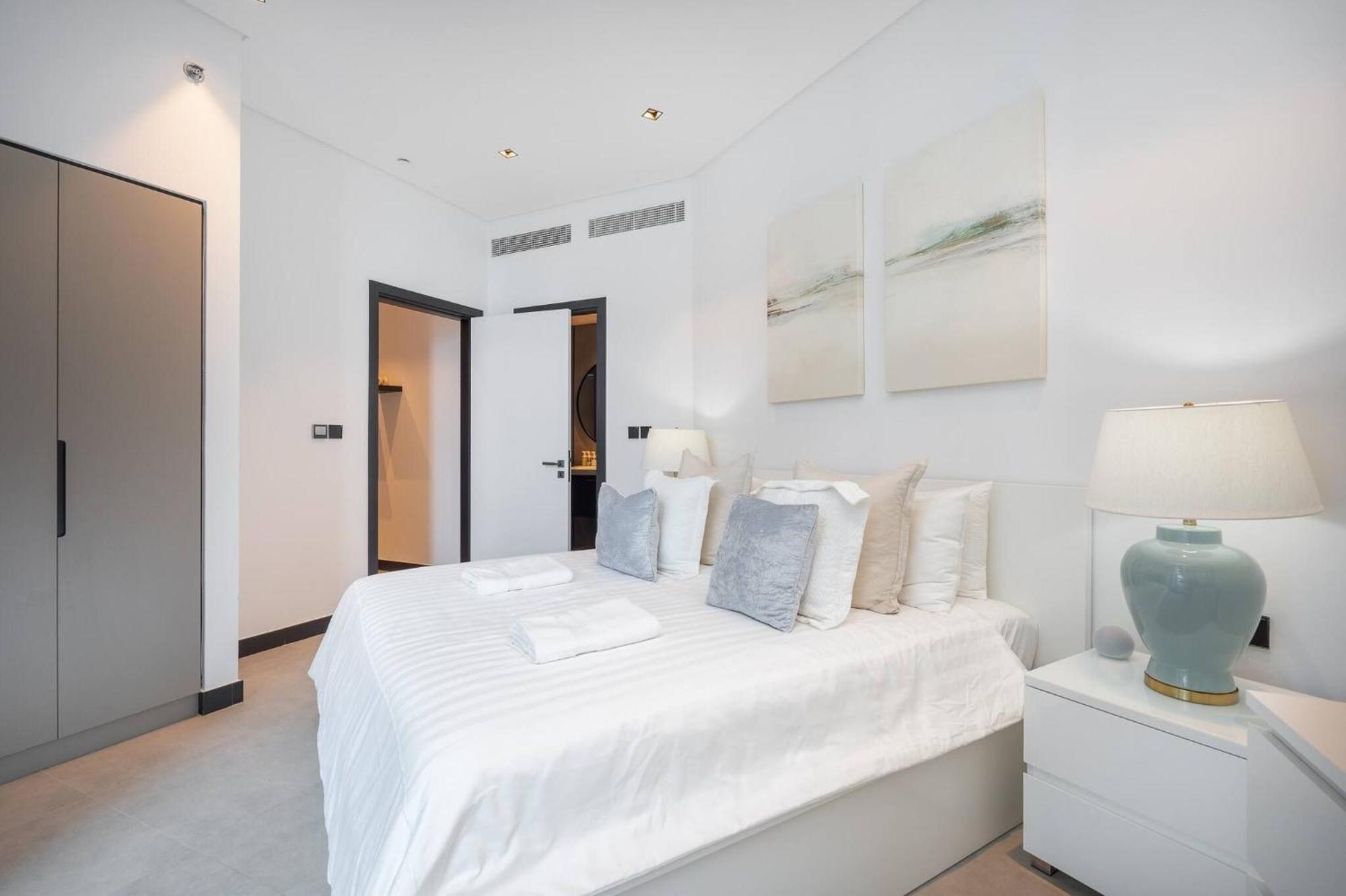 Spacious 1bedroom, Burj Views, Infinity Pool Jacuzzi Apartment *