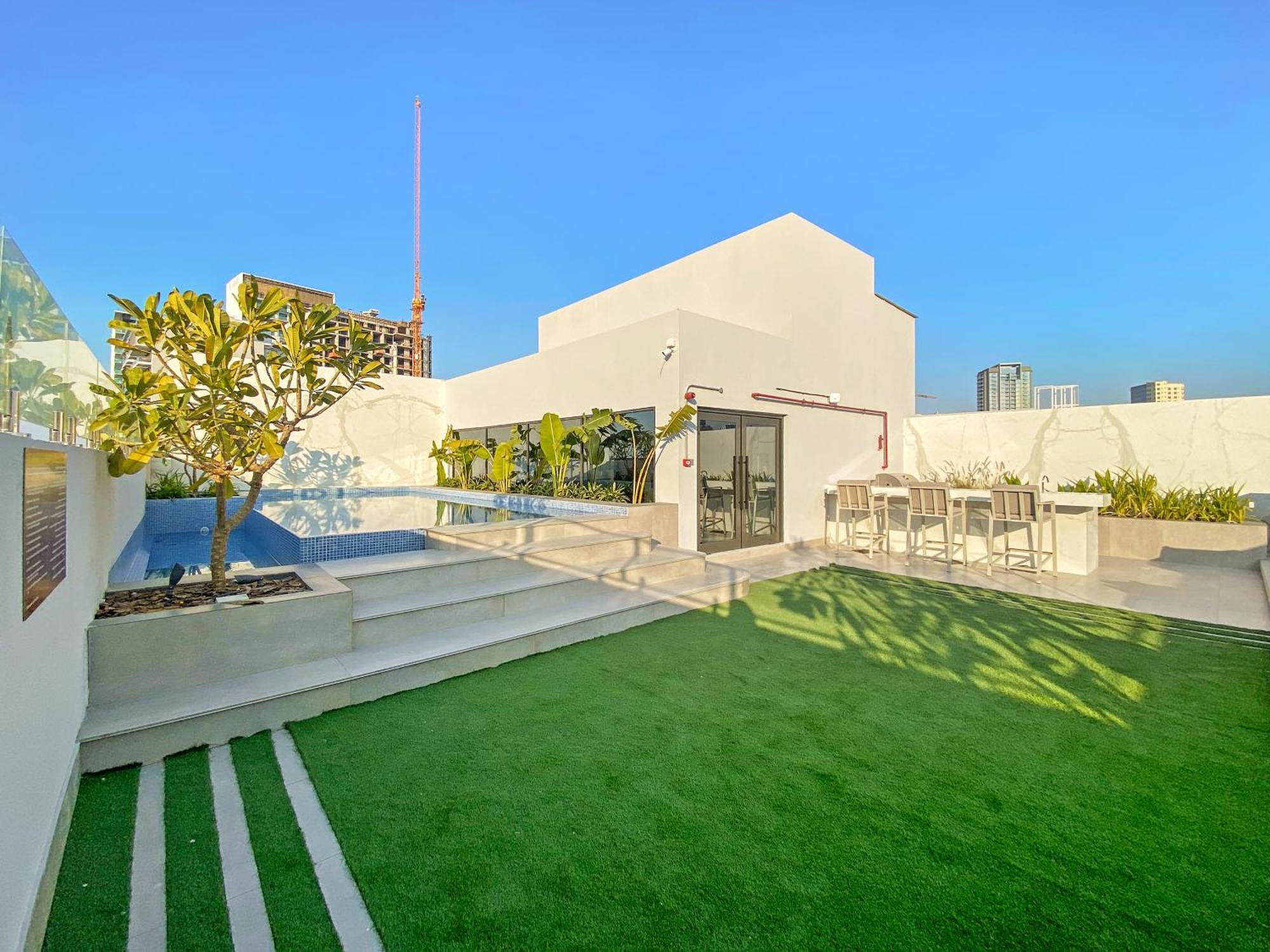 Spacious In Jvc With Balcony & Direct Pool Access Apartment *