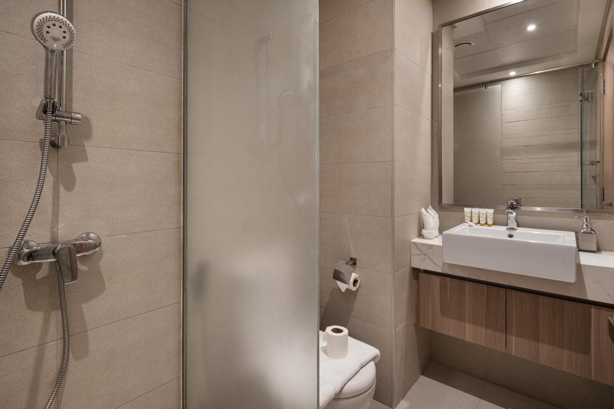 Brand-new Modern In Azizi Riviera One *